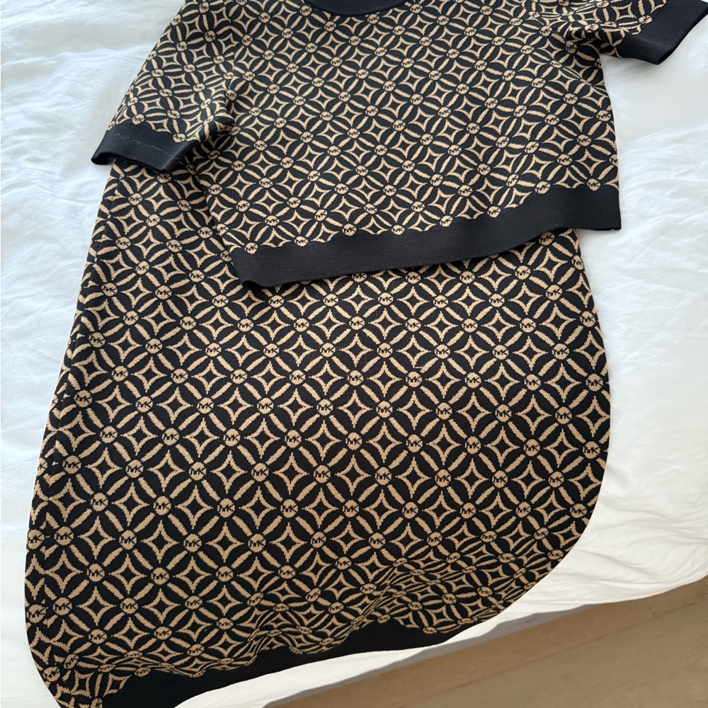 Elegant Micheal kors top with skirt